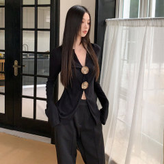 黒いシャツの女性のデザイン感が小さいです。レトロなvネックの長袖はスリムに見えます。