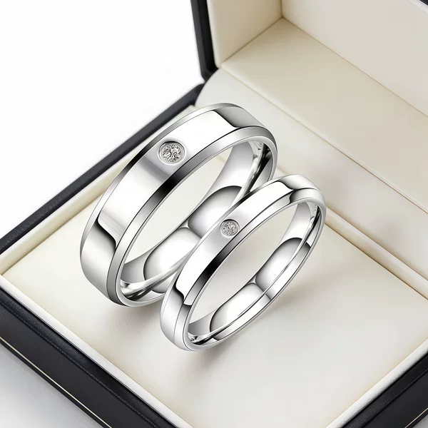 Huayue Jewelry Gold Shop's Popular Couple's Model: Hong Kong-Style Diamond-Encrusted Wedding Rings with Beveled Edges and a Fashionable Glossy Finish