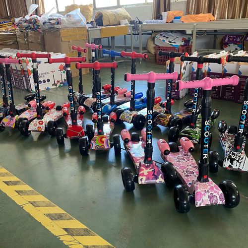 Manufacturer Direct Sale Foldable Flash Wheel Children's Spray Skateboard Scooter Kids Smoking Scooter