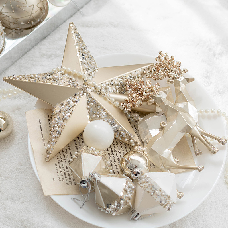 シャンパン色のクリスマスボールのクリスマスツリーの装飾はショーウインドーのシーンを飾ります。|undefined