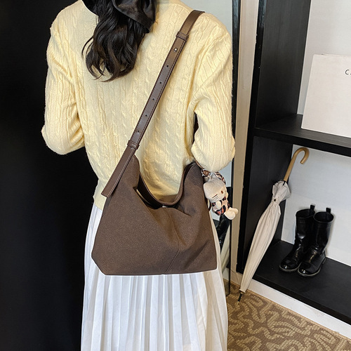 Autumn Retro Fashion Bucket Bag 2024 New Trendy Casual Large Capacity Shoulder Bag Work Commuting Underarm Bag