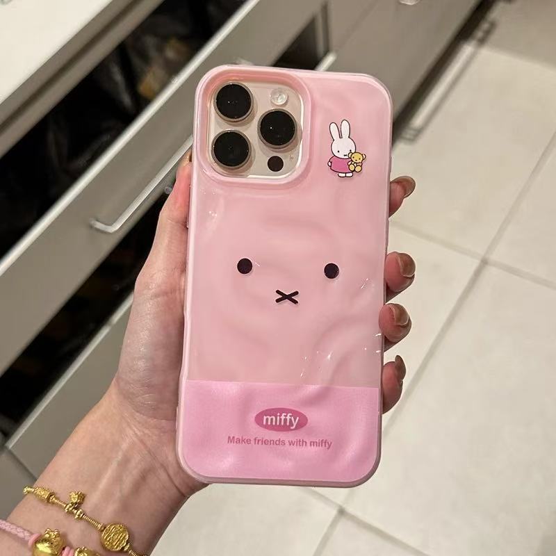 La expresión de oso plisado de niña es adecuada para iPhone16ProMax nuevo 15 funda para teléfono móvil Apple 13/14 hembra