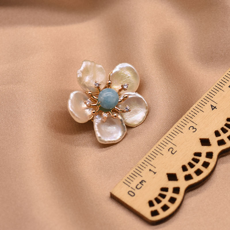 Corsage perla de alto sentido barroco perla flor broche temperamento versátil alta calidad PIN al por mayor natural