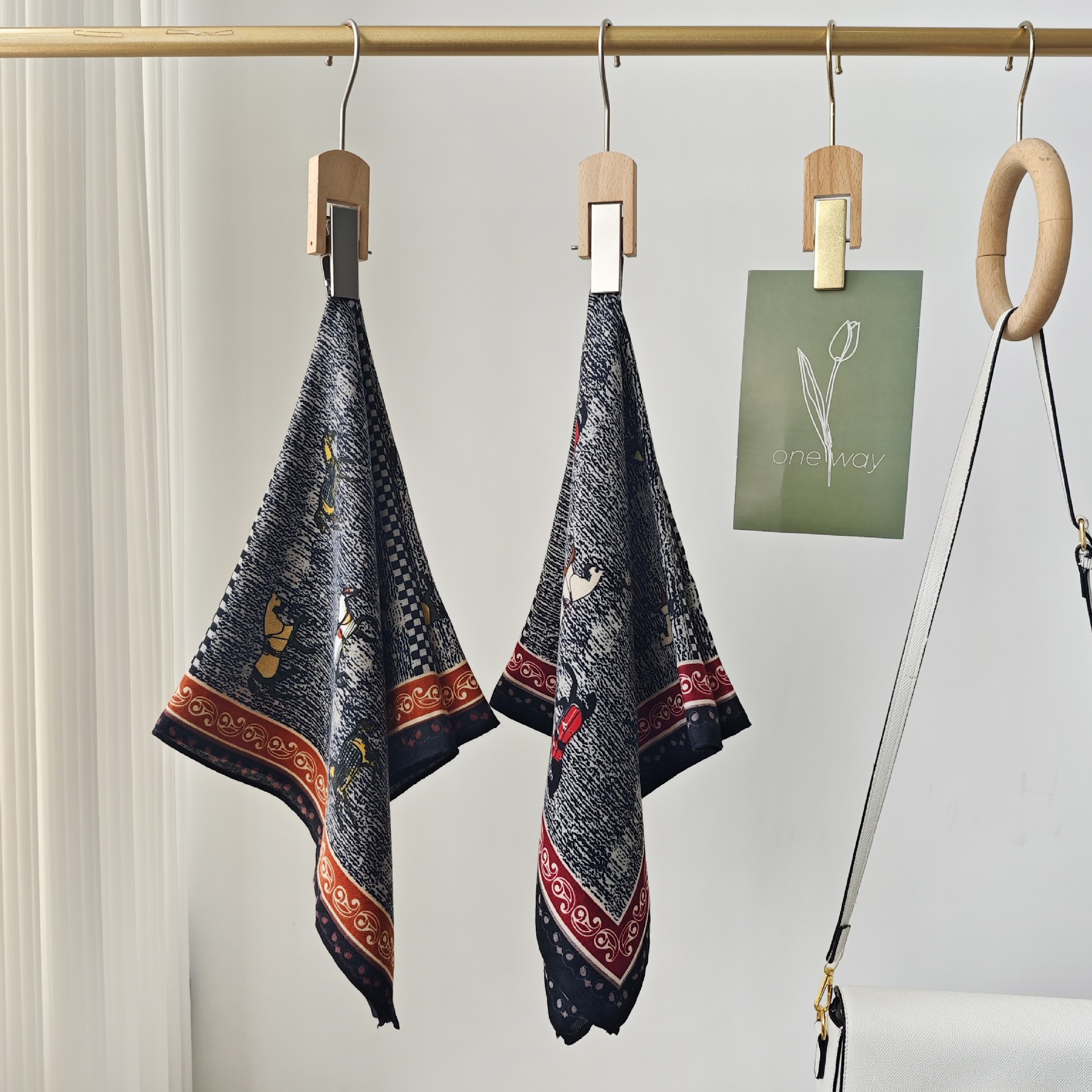 Pañuelo cuadrado pequeño de viaje de pony de estilo británico, bufanda de seda de cintura atada, bufanda ligera de textura suave para mujer, bufanda pequeña para el cuello de primavera y verano