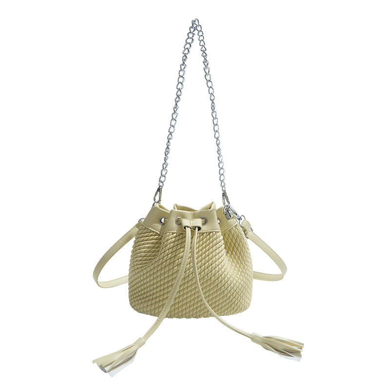 Versión coreana del bolso de cubo de nicho 2025 verano nuevo bolso femenino pequeño bolso de hombro con flecos fresco bolso de mensajero de cadena de moda