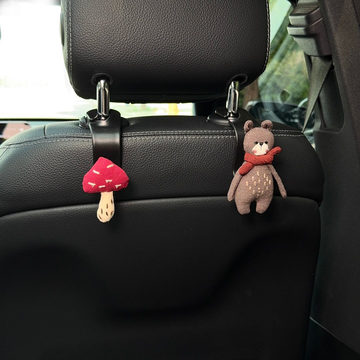 Car seat back hook, car storage fabric hook, artistic style, cute cartoon hook for car interior, suitable for the back seat