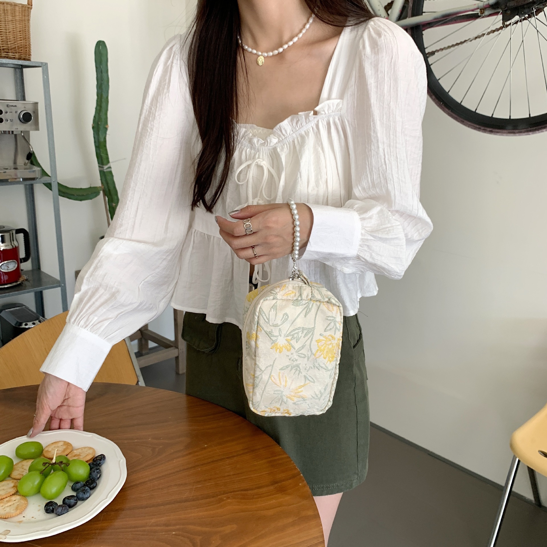 28172 Pearl pendant tassel hand-held cosmetic bag, embossed French storage bag, compact hand-held handbag undefined