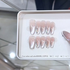 奈姿手作業で甲を身に着けています。