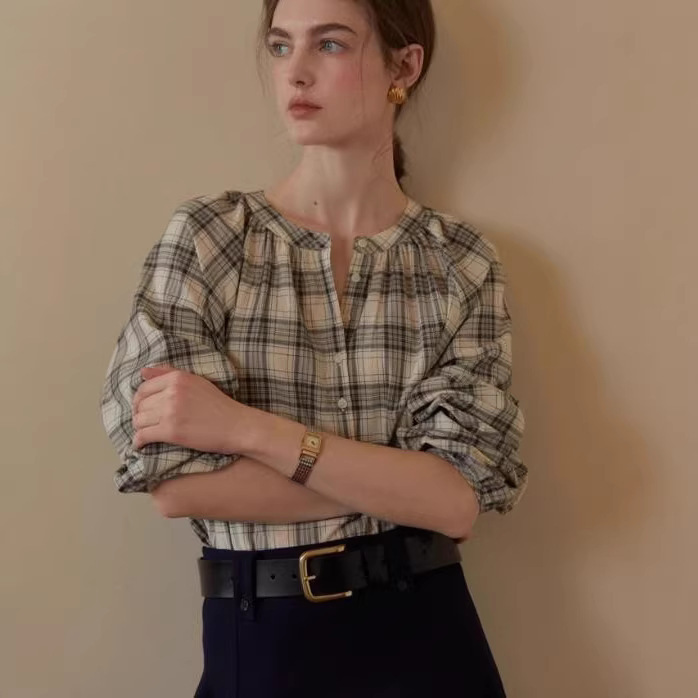 2026 Spring New Silent Film Style Black and White Plaid Shirt Loose Round Neck Silhouette Shirt for Women 2026 Spring New Silent Film Style Black and White Plaid Shirt Loose Round Neck Silhouette Shirt for Women