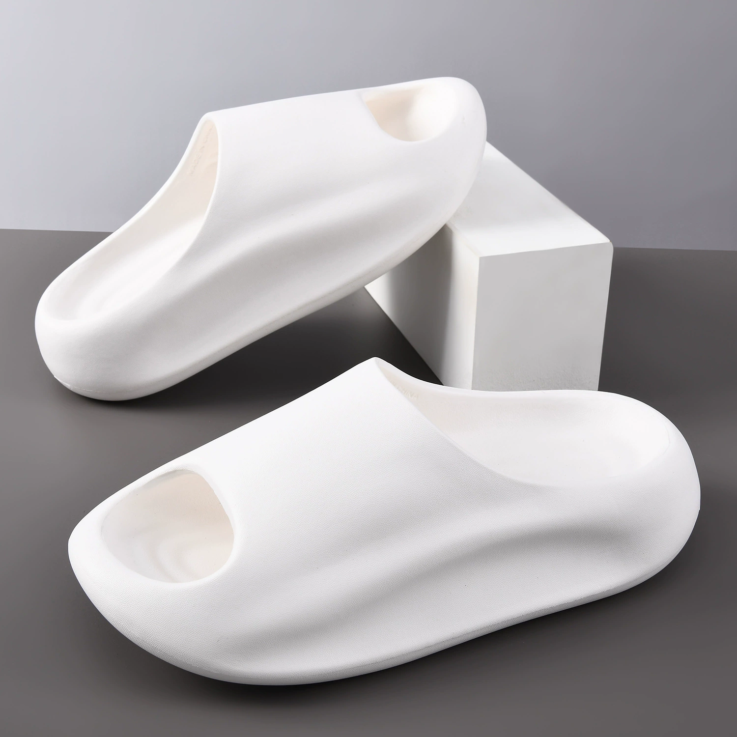 Летние женские тапочки на толстой подошве, нескользящие, дышащие, износостойкие из ЭВА, пляжные двухслойные тапочки с дезодорантом.