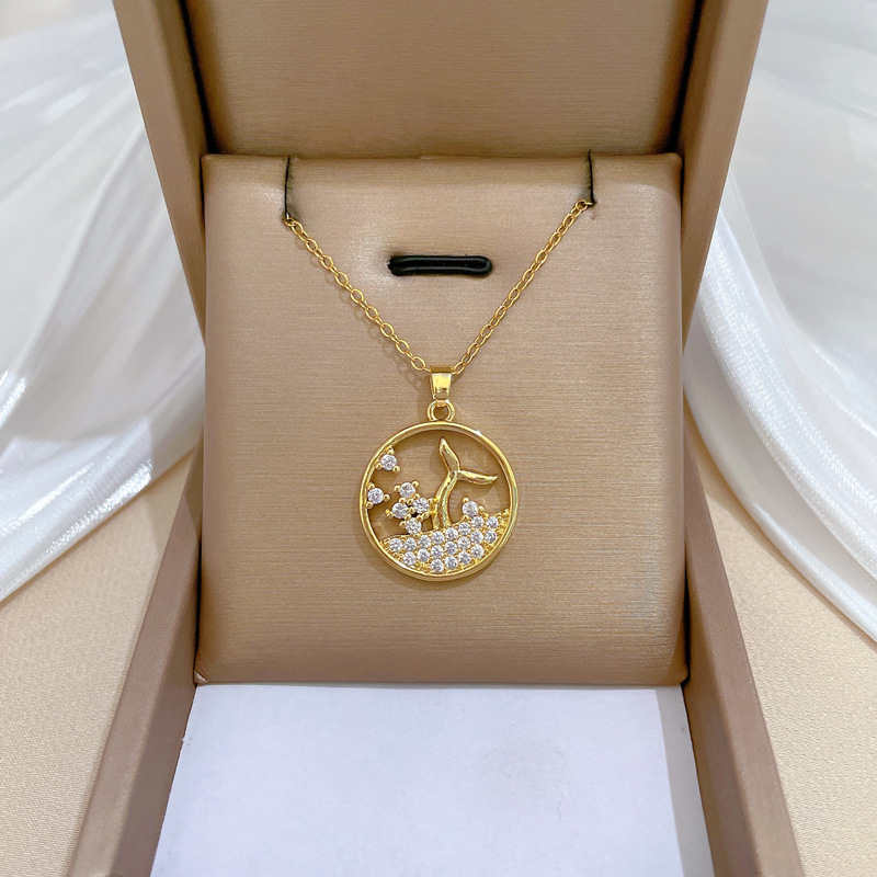 Cola de pez salpicada de agua lujosa ligera temperamento magnífico collar de diamante completo de la mujer cadena de clavícula de acero de titanio