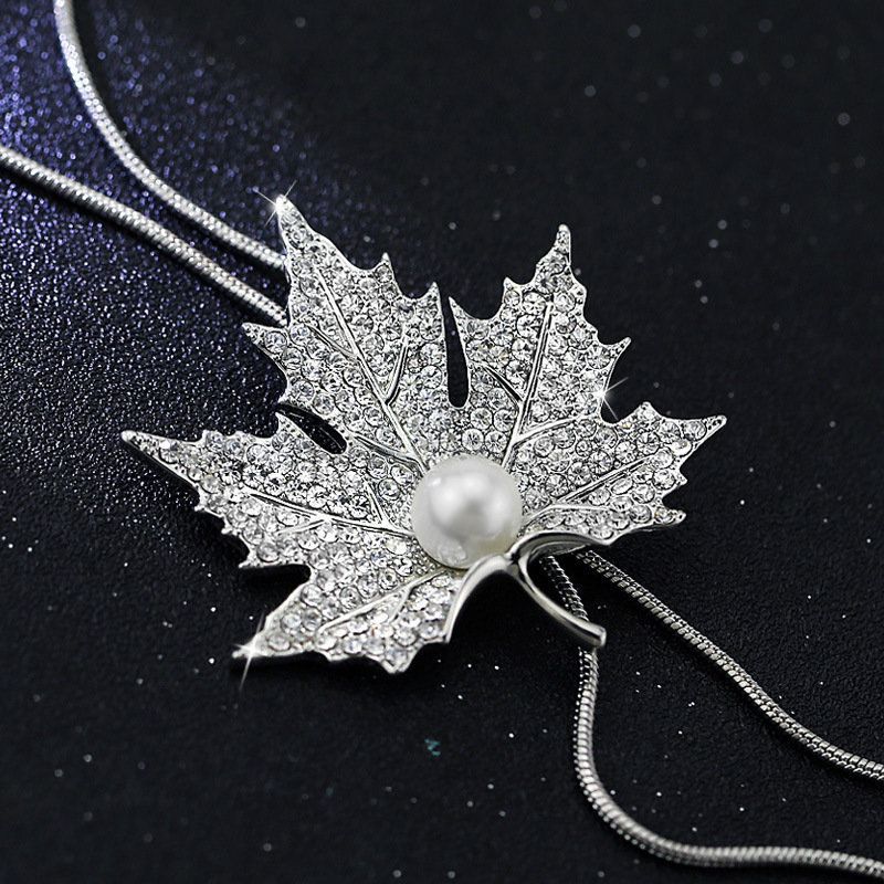 Japonés y coreano moda borla accesorios suéter cadena larga hoja de arce collar elegante retro simple Otoño e Invierno joyería de las mujeres