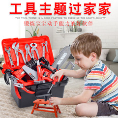 国境を越えた子供の道具箱のままごとのおもちゃの赤ちゃんはシミュレーションして修理します。
