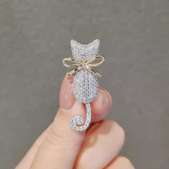 日韓のかわいい子猫のブローチの高級な女性の個性の動物の胸の花は光のピンのセーターのオーバーのスーツの装飾を防ぎます。