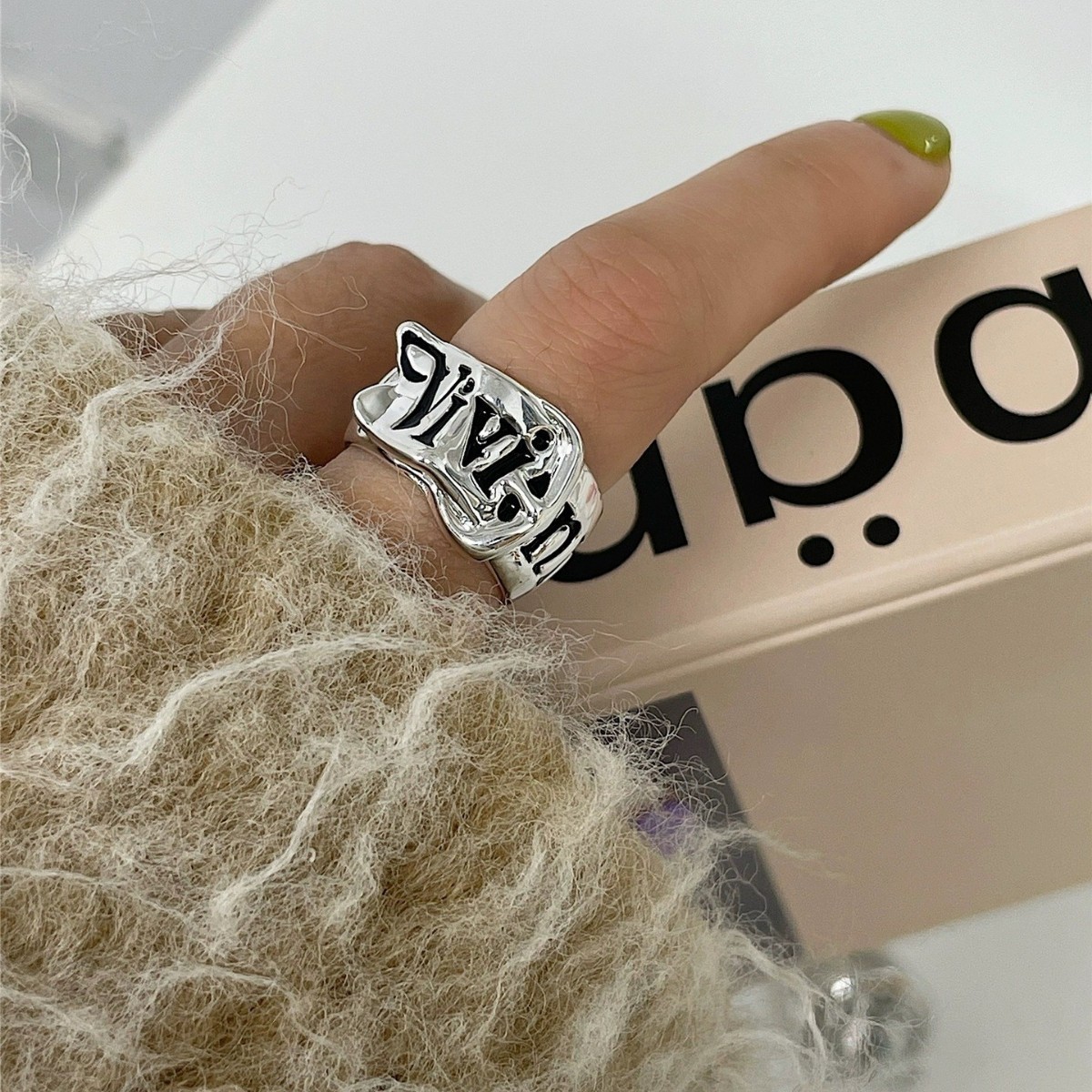 Queen Mother Saturn Ring Mit Buntem Logo Und Breiter Bandschiene_voghion.com