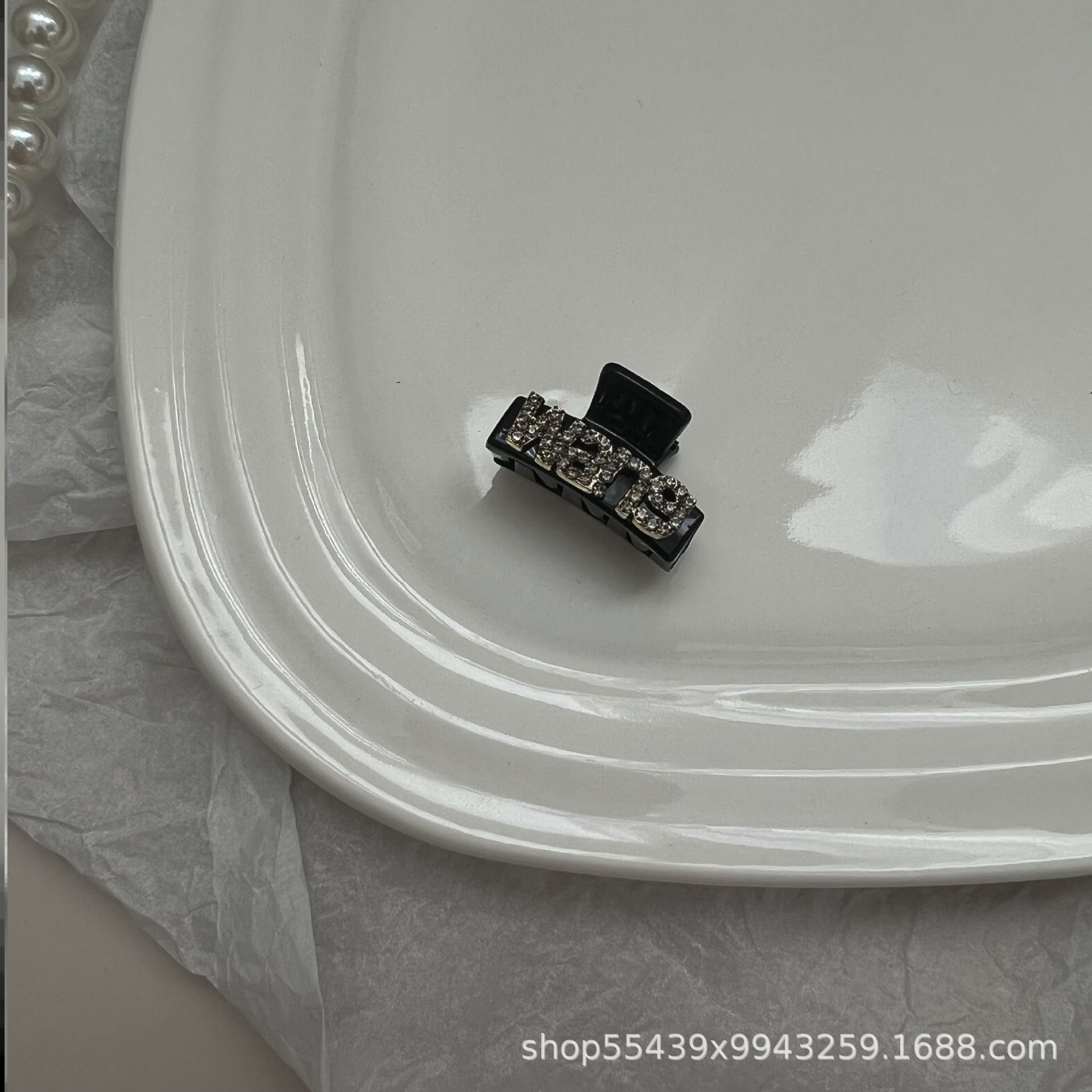 Gray rhinestone scratching clip