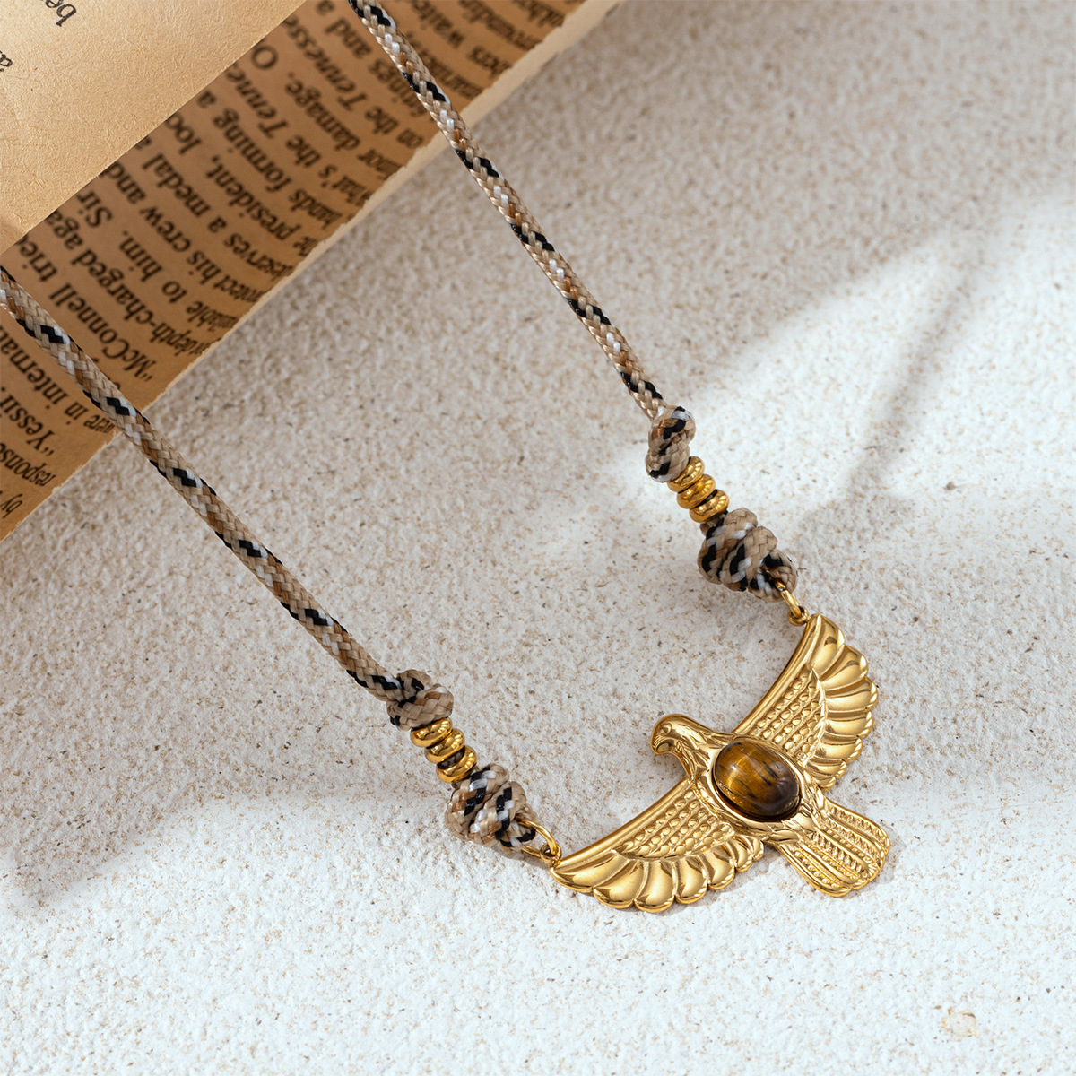Collar de acero inoxidable de estilo europeo y americano de mujer no desvanece colgante de águila ojo de tigre collar de piedra de incrustación ventas calientes transfronterizas