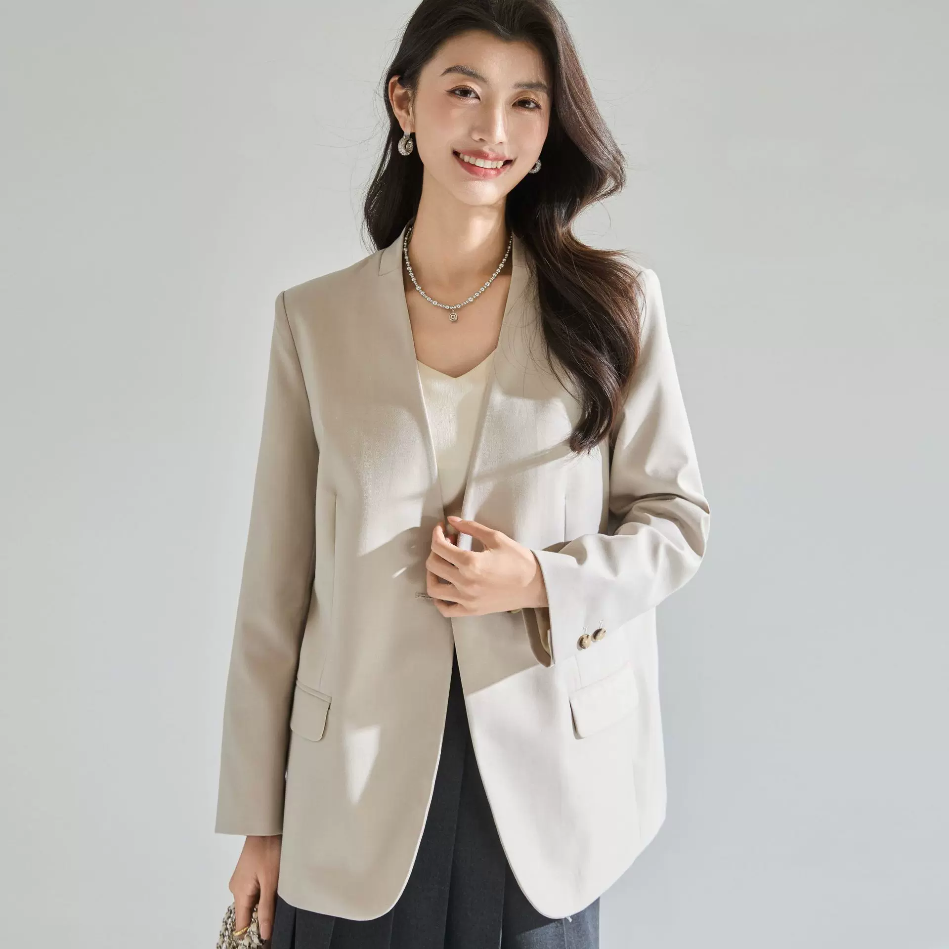 26春夏新款新极简V领挺括小西装女宽松休闲通勤上衣外套22781