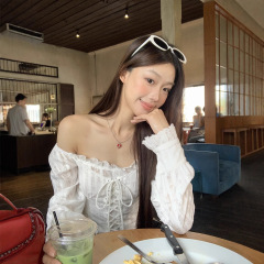 红人馆白色衬衫女秋季超火法式上衣设计感小众短款一字肩长袖衬衣