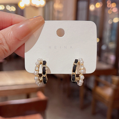 S925 silver needle light luxury niche pearl earrings women ins trendy black leather C-shaped earrings internet celebrity earrings wholesale