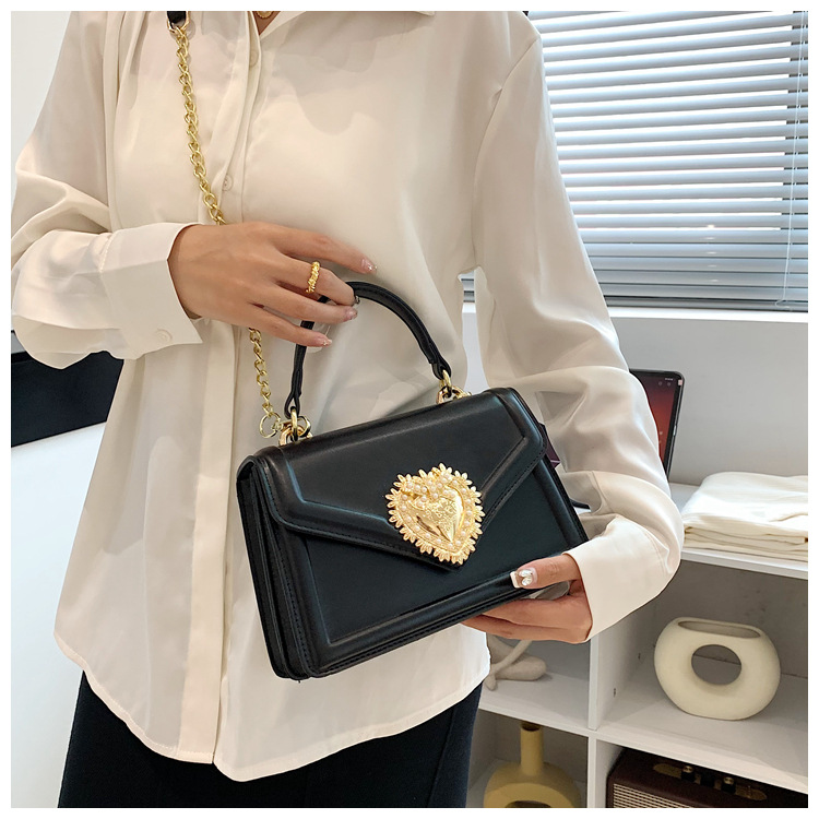 Bolsas Nova Moda Bolsa Feminina Bolsa Transversal de Alta Qualidade Bolsa Feminina com Corrente Bolsa Love Pearl Estilo Europeu e Americano Bolsa Quadrada Pequena_voghion.com