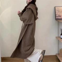 韓国系の怠惰な風のゆったりした純色の帽子と厚いニットのカーディガンの女性の長いタイプの秋冬の新型のセーターのコート