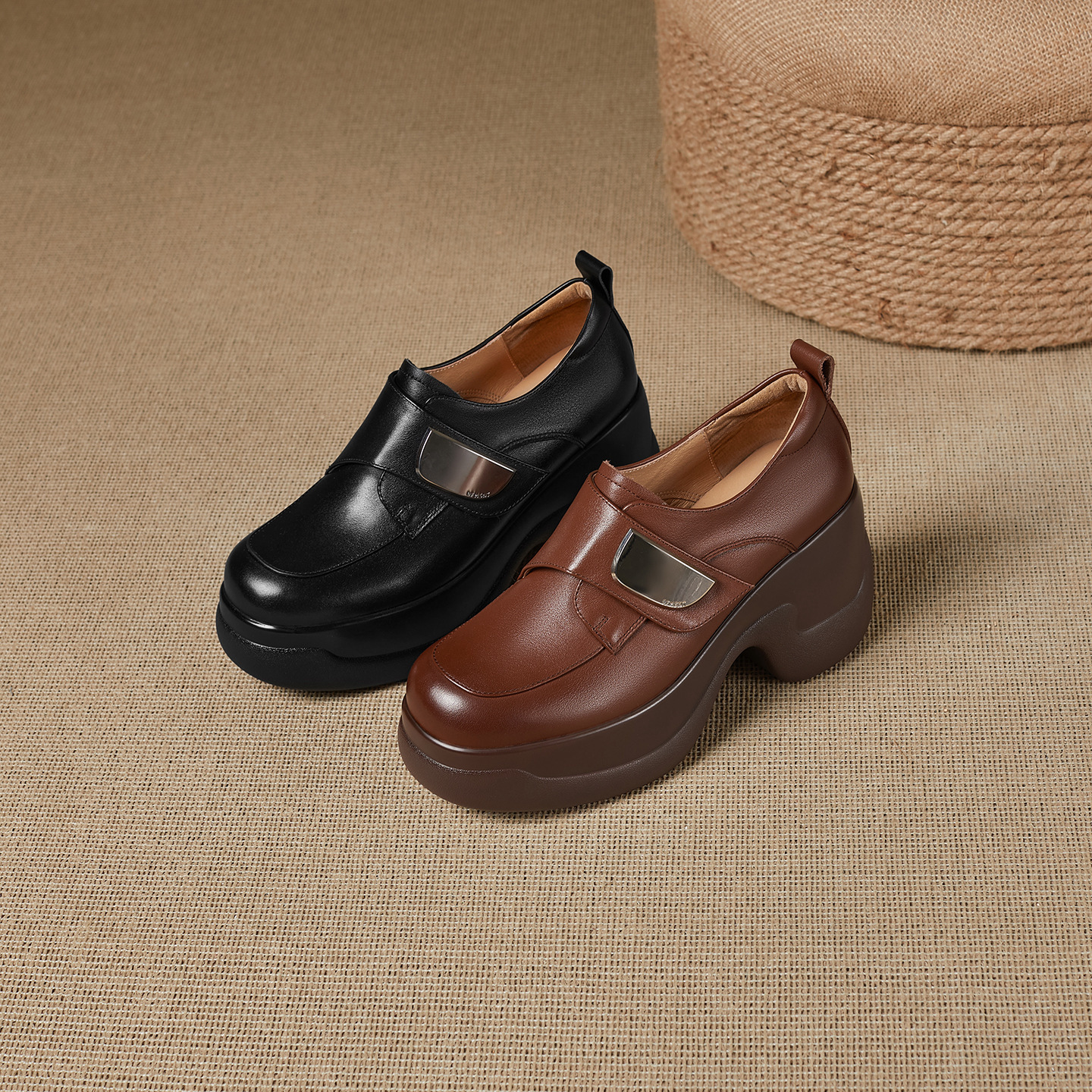 Giày cao gót nữ mũi tròn da bò gót vuông 9 cm quai khóa — màu nâu