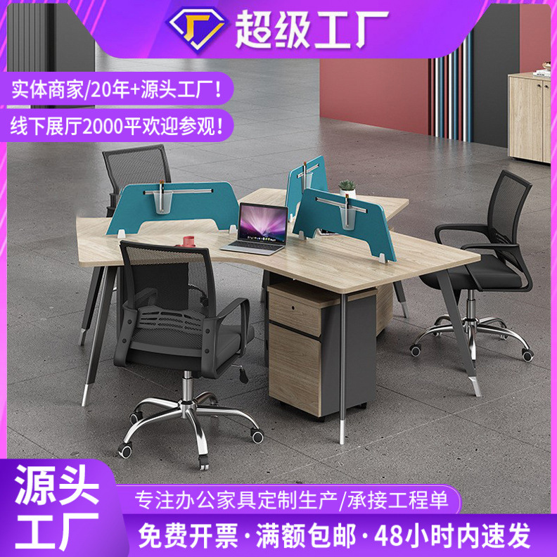 Escritorio triangular moderno y minimalista para oficina, personalizable para 6 u 8 personas, con divisor de espacio para el personal y juego de sillas para computadora.