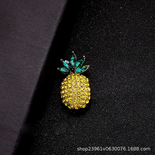 Golden Pineapple Brooch for Ladies - High-End and Refined, Wholesale Flower Brooch, Retro Design, Anti-Transparency Sweater Pin, Small Accessory and Décor