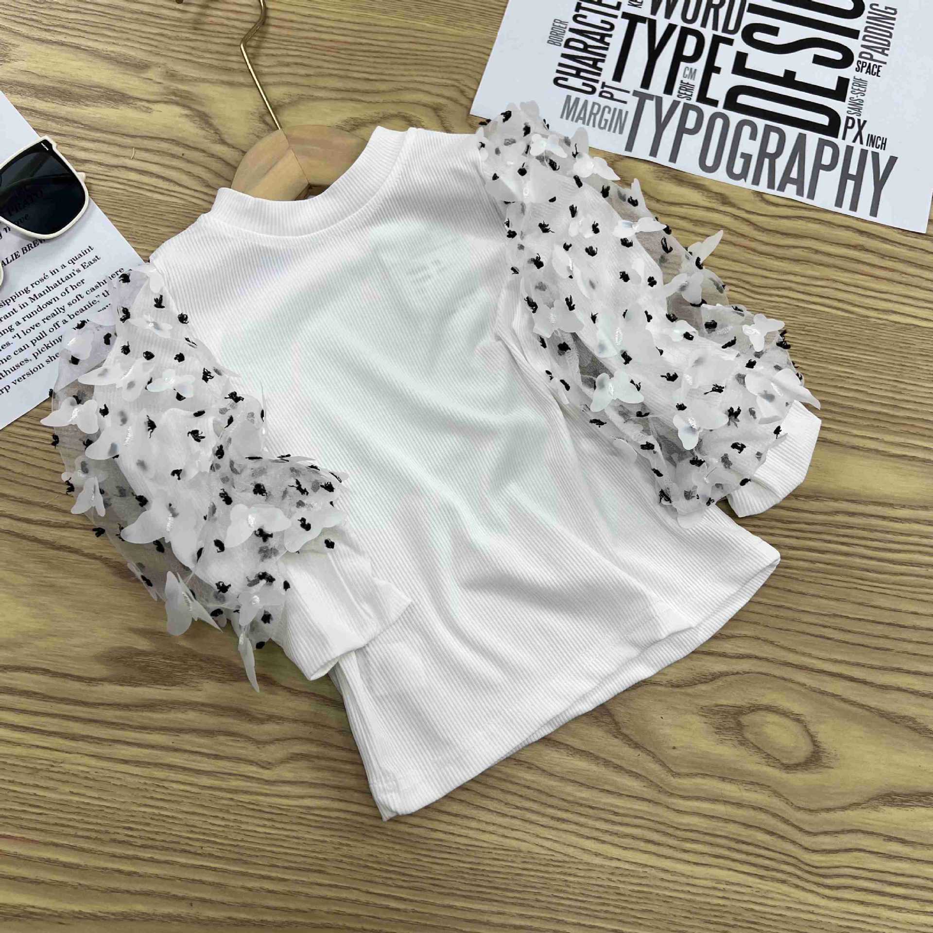 女の子の泡の袖の底のシャツの2025春秋は新型の子供の小さい子供の洋風の長袖のtシャツの韓国版の上着を詰めます。