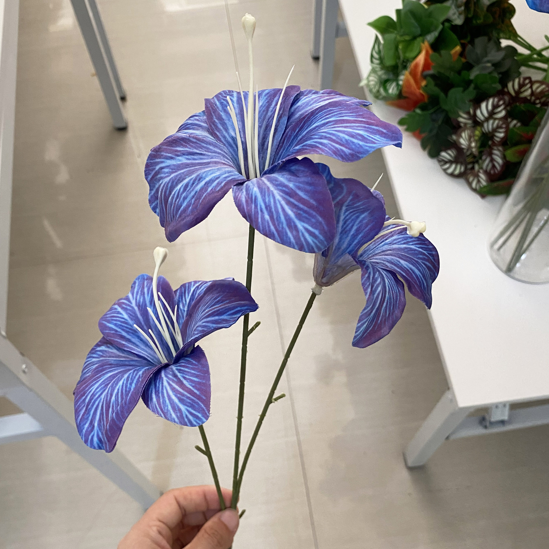 仿真3头萱草百合婚庆装饰婚礼堂造景花排打底插花萱草百合批发