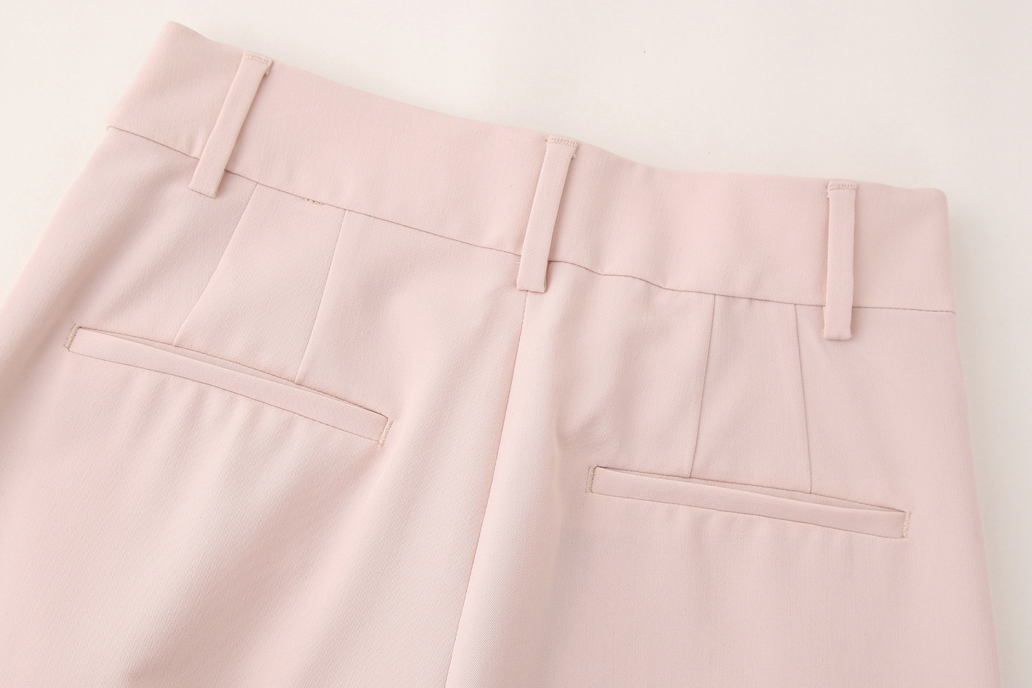 Pantaloni a sigaretta semplici e versatili, casual, tinta unita, della nuova collezione primaverile da donna_voghion.com