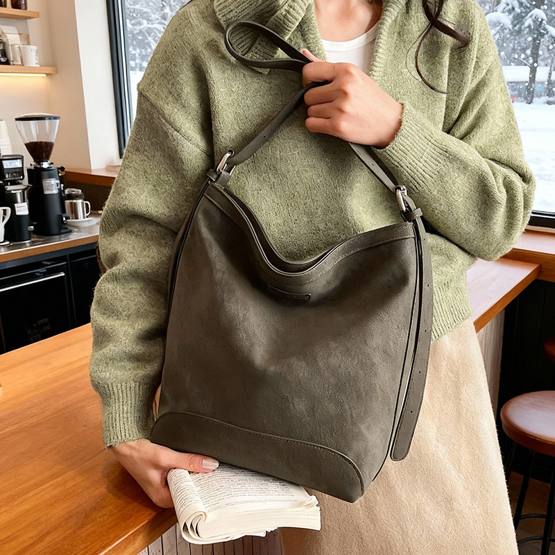 2025 nuevo bolso de brazo de viaje universal bolso de viaje de viaje de mujer simple retro mochila de hombro bolso de cubo