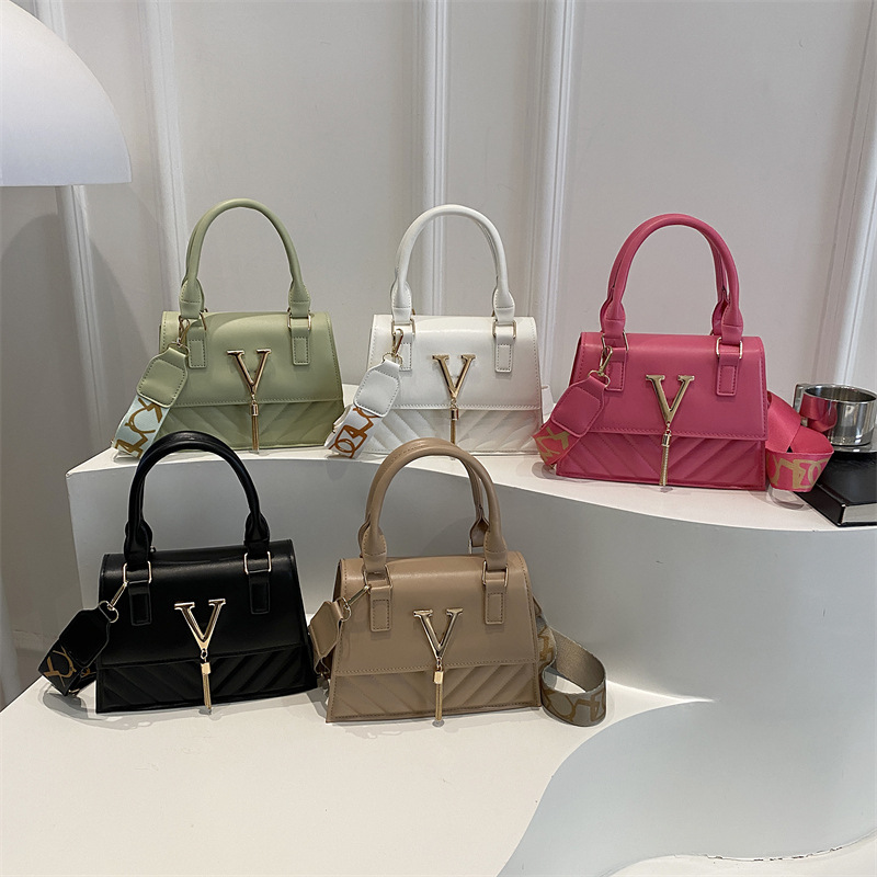 French-style designer niche bag for women, fashionable and trendy, textured small handbag, solid color tassel crossbody bag