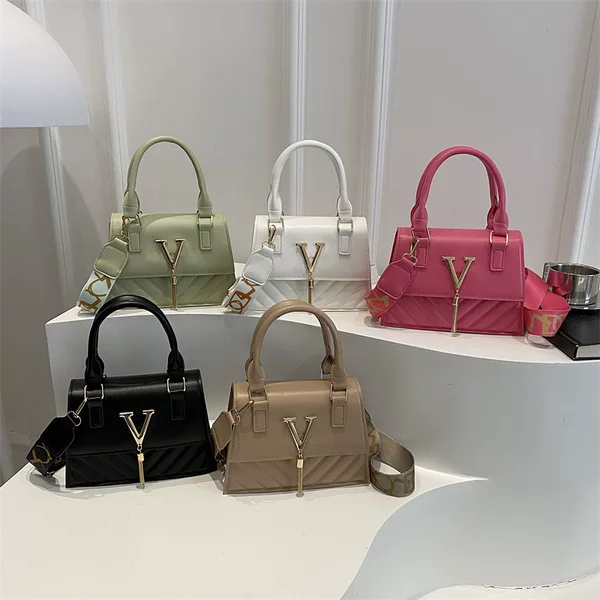French-style designer niche bag for women, fashionable and trendy, textured small handbag, solid color tassel crossbody bag