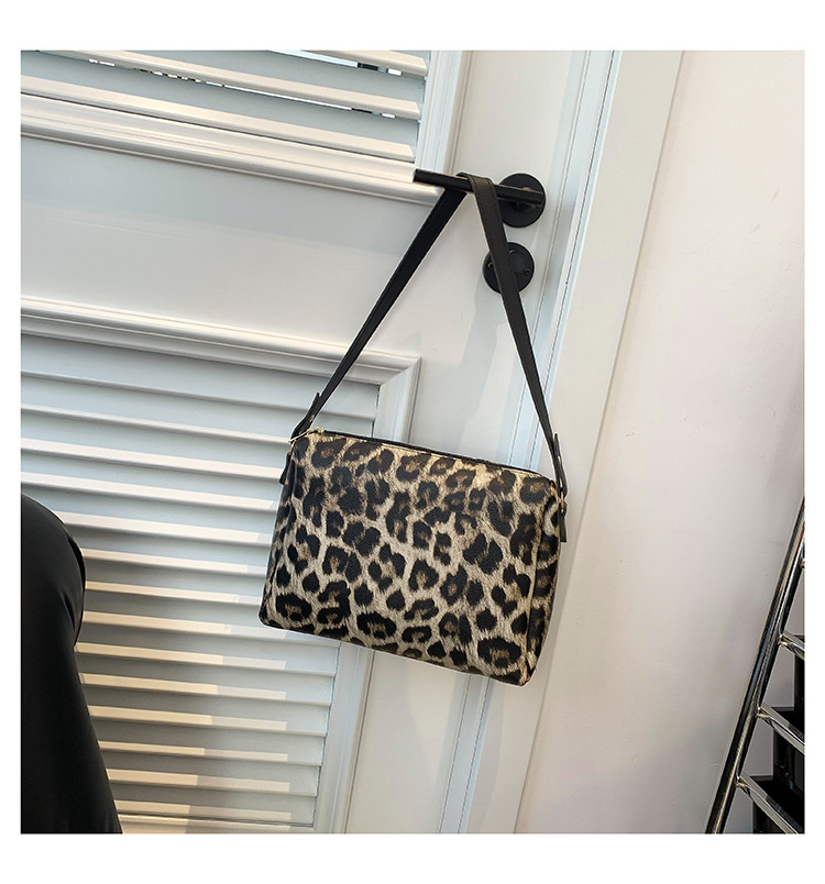 Women's Large Pu Leather Leopard Streetwear Square Zipper Tote Bag display picture 32