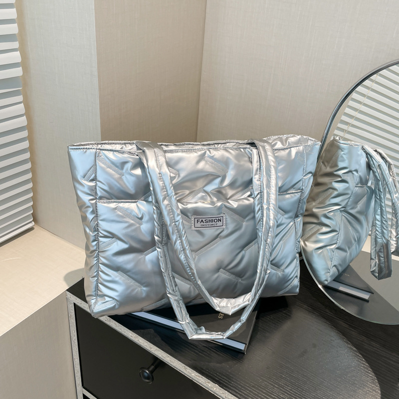 Bolsa de hombro de algodón de perla plegable para mujeres 2024 otoño y invierno nueva bolsa de transporte de pluma de moda de gran capacidad bolso especial