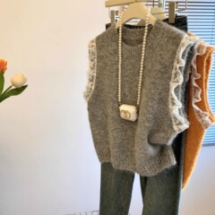 レトロなレースは袖のないニットのベストをつなぎます。