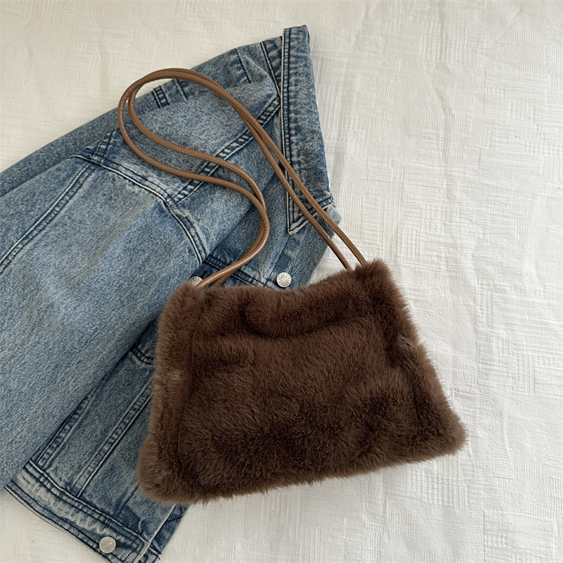 Bolso de peluche de nicho de invierno bolso de mujer 2024 moda extranjera hombro braza pequeña bolsa cuadrada bolsa de viaje de lana universal