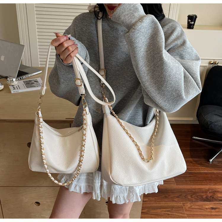 A niche, high-quality, large-capacity chain tote bag for women in the summer of 2025, a versatile and casual crossbody bag for students to commute to school undefined