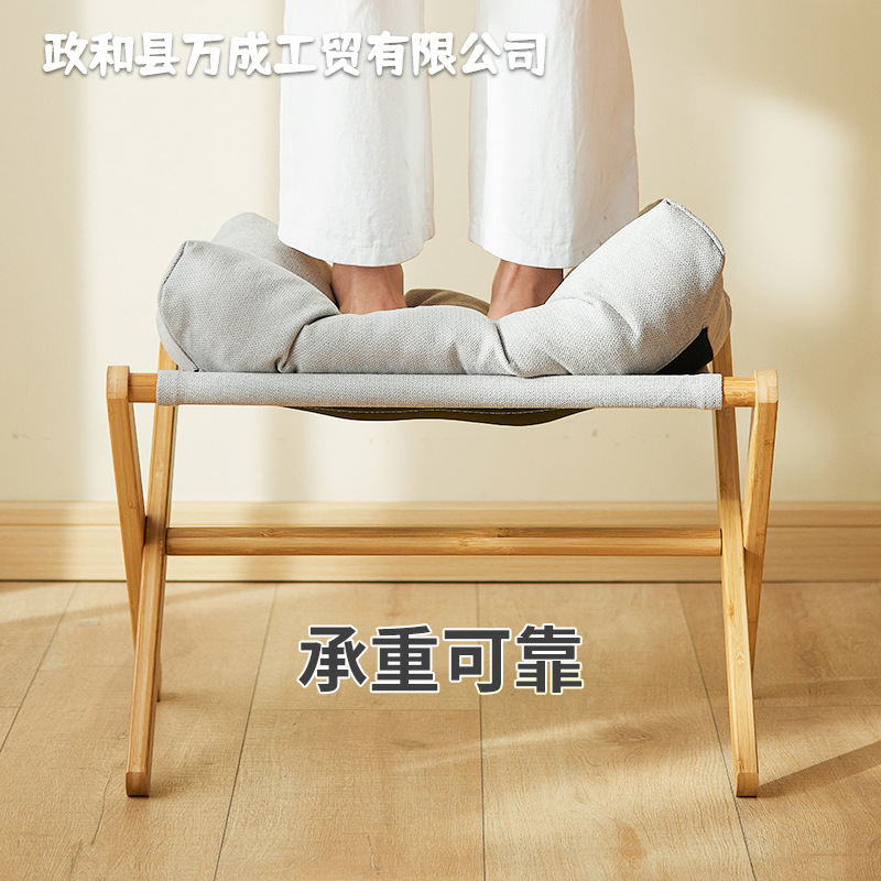 足を置く腰掛けのソファーは事務室の足に足を踏み入れて昼寝をします。