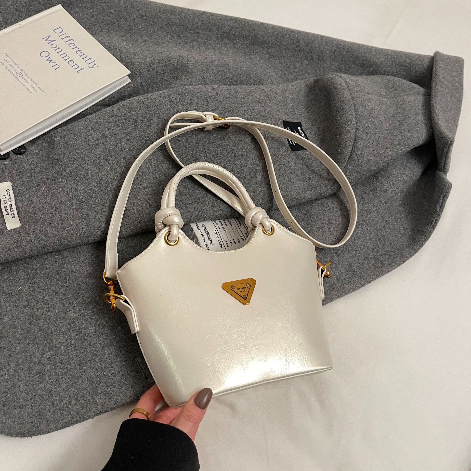 Bolsa de cubo de moda coreana retro primavera y verano nueva moda bolso de hombro de estilo de moda para trabajar textura personalidad mochila