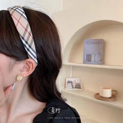 レトロな格子縞の高級感のある髪のカチューシャの女性の気質に合わせて、顔を洗うカチューシャのファッション的なフランス風のカチューシャの髪飾り