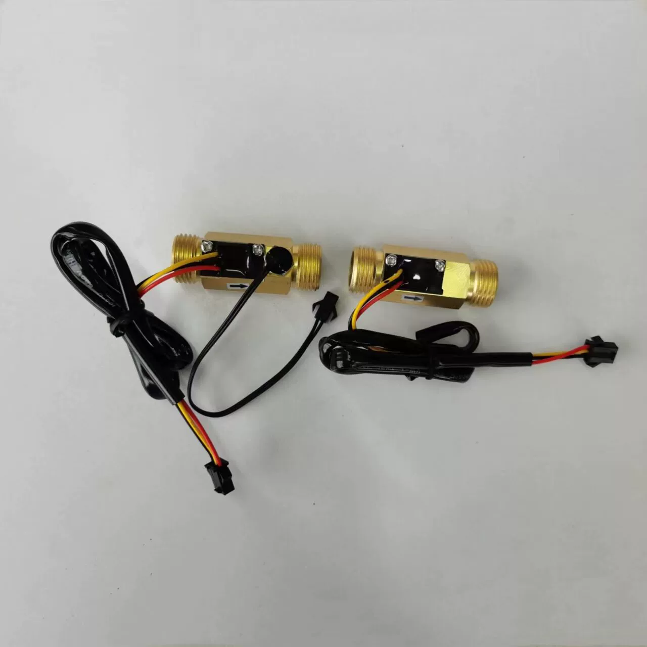 Интеллектуальный датчик расхода воды на ферме 4 точки внешнего расходомера Холла с измерением температуры медного расходомера