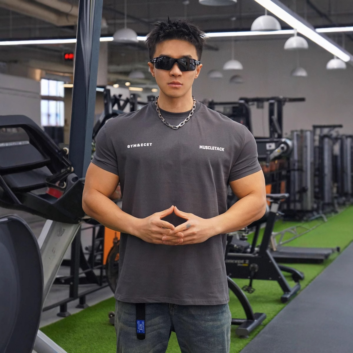 짙은 회색