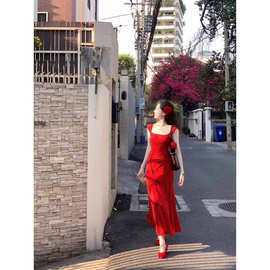 法式红色方领背心吊带连衣裙女夏季2026新款纯欲甜美气质度假裙子