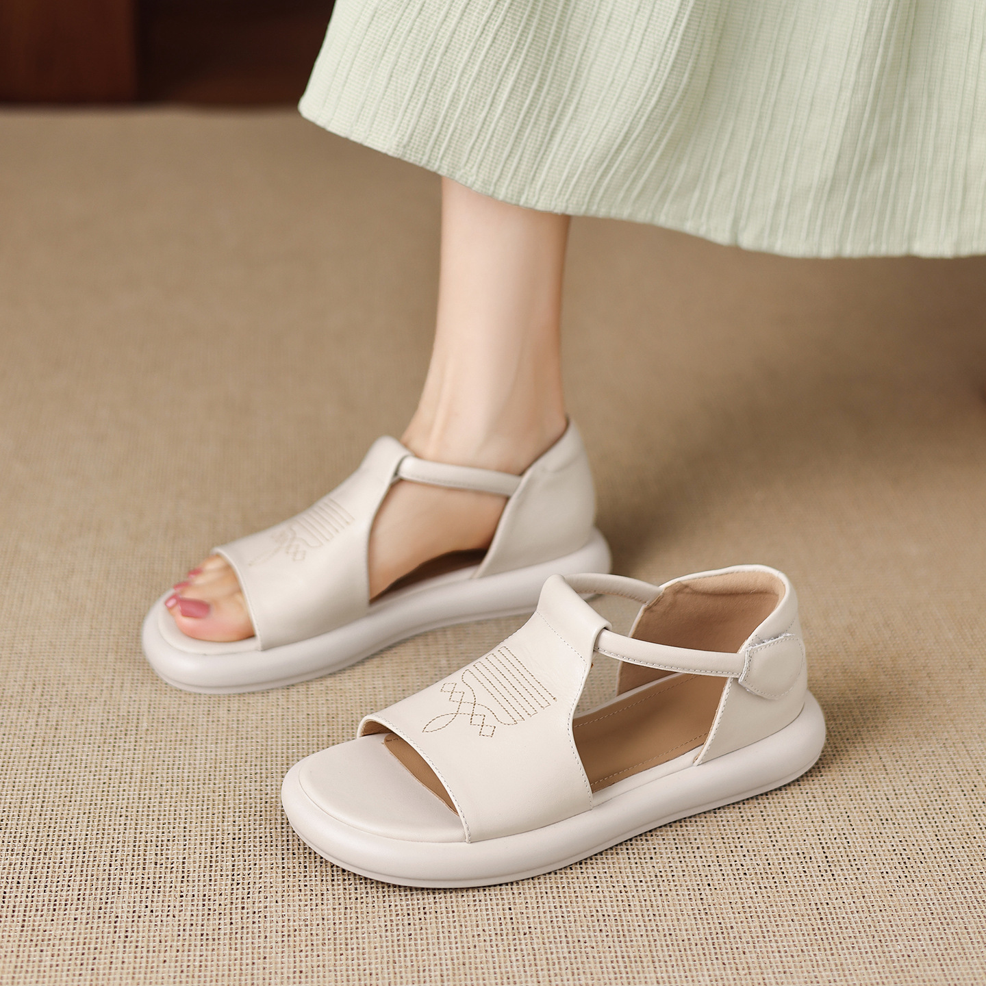 Sandal nữ đế dày hở mũi da bò thêu hoa — màu trắng ngà