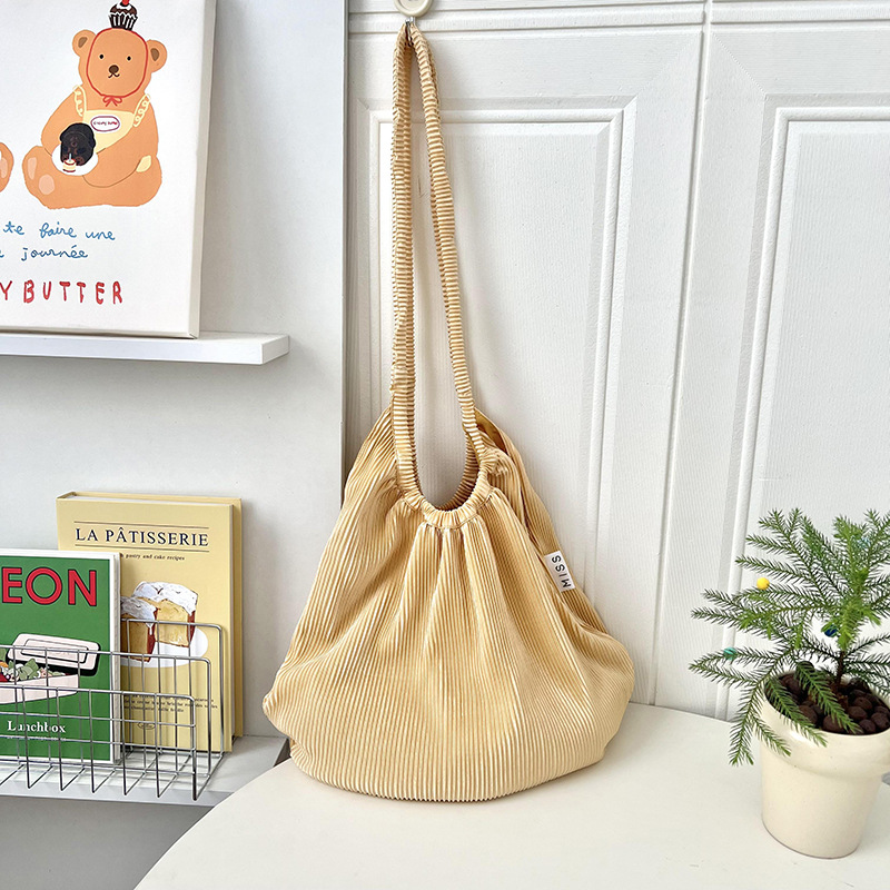 Bolsa de hombro inclinada de marca de moda red bolsa de gran capacidad de transporte bolsa de lona casual bolsa de color caramelo delgada pliegue