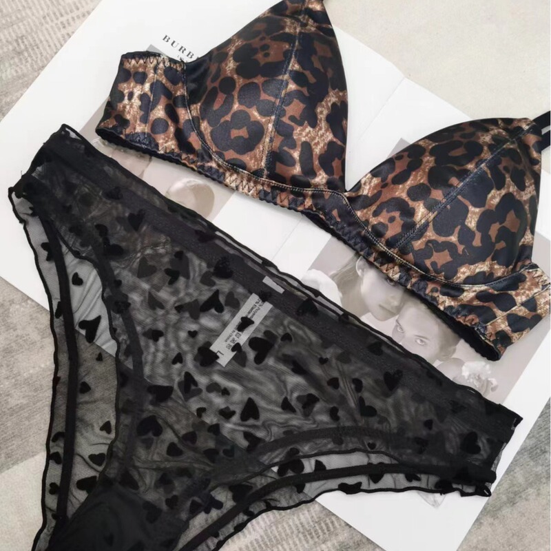 Sexy French underwear thin seamless satin without steel ring triangle cup big chest small bra suit