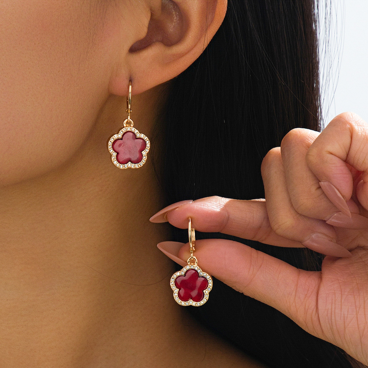 European and American Cross-Border Jewelry, Fashionable and Elegant Diamond-Encrusted Five-Leaf Clover Pendant Earrings for Women, High-End and Exquisite Ear Jewelry